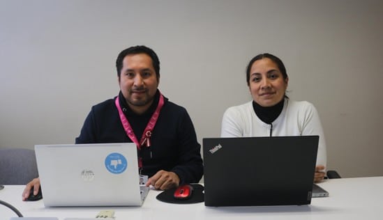 David Rojas y Gisella Escudero del equipo de Ripley Perú trabajando en la gestión de turnos con Shift.